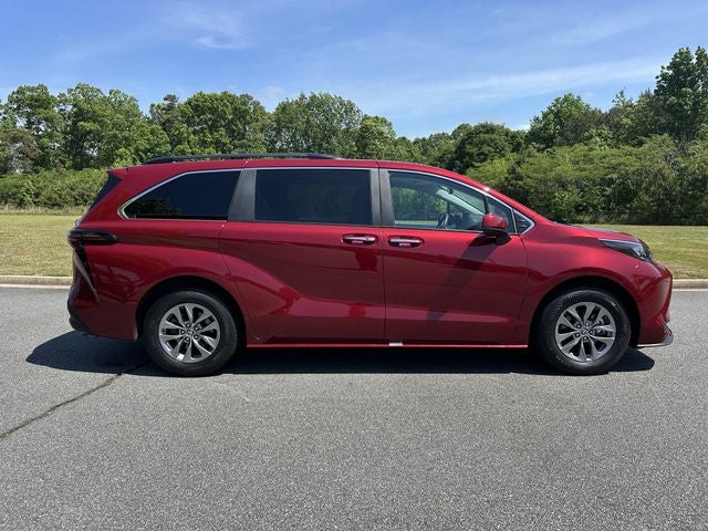 2025 Toyota Sienna XLE 8 Passenger