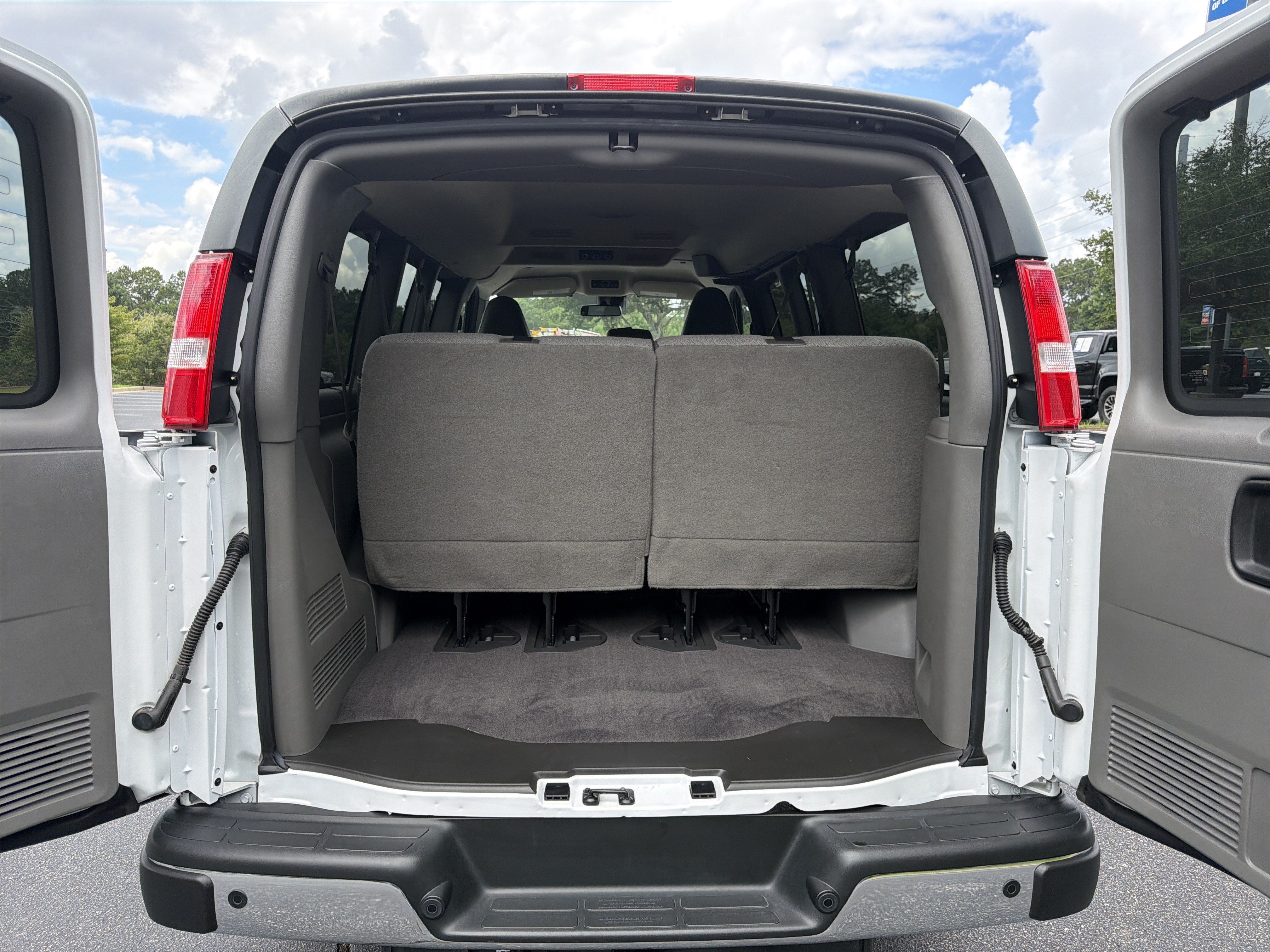 2022 Chevrolet Express Passenger LT