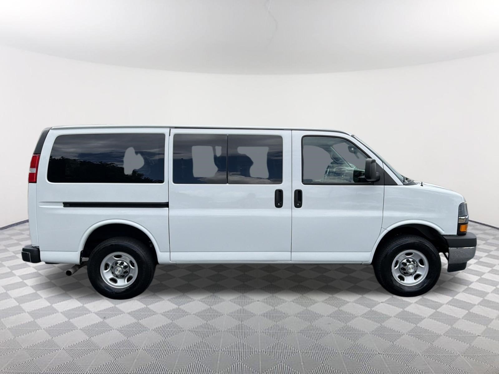 2022 Chevrolet Express Passenger LT