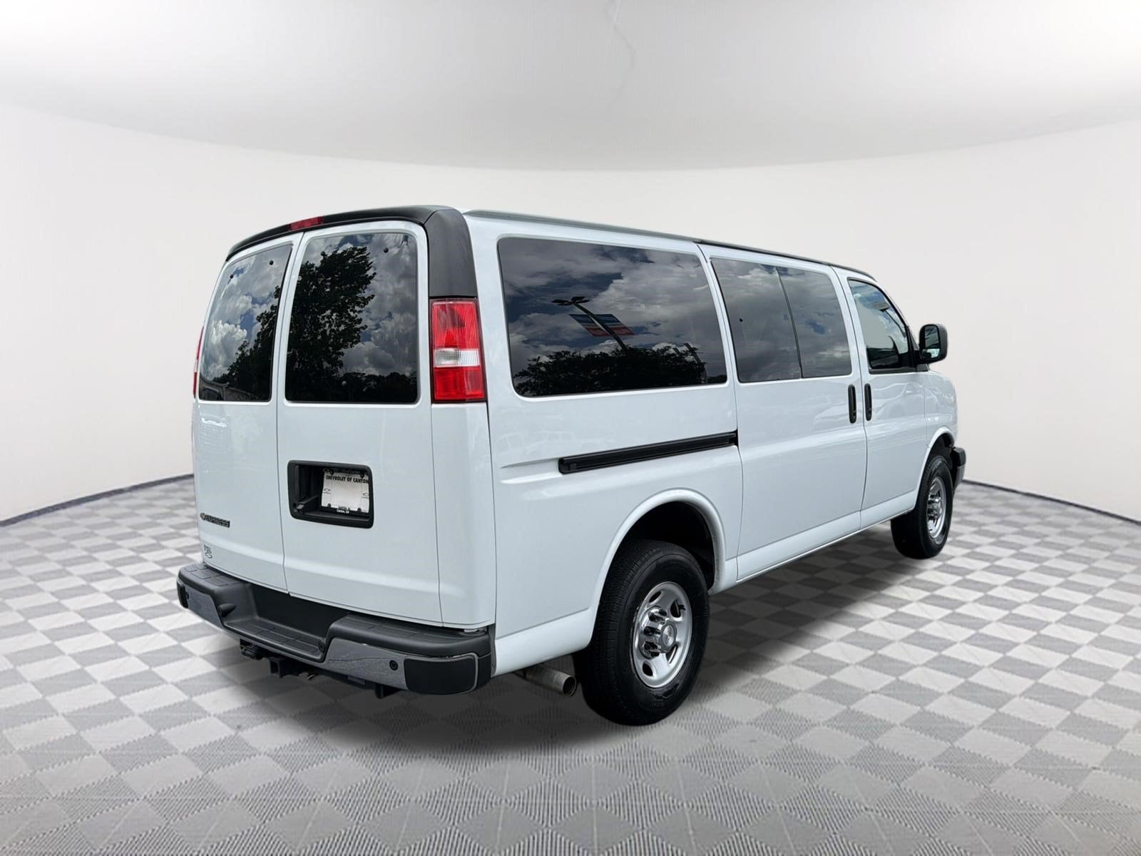 2022 Chevrolet Express Passenger LT