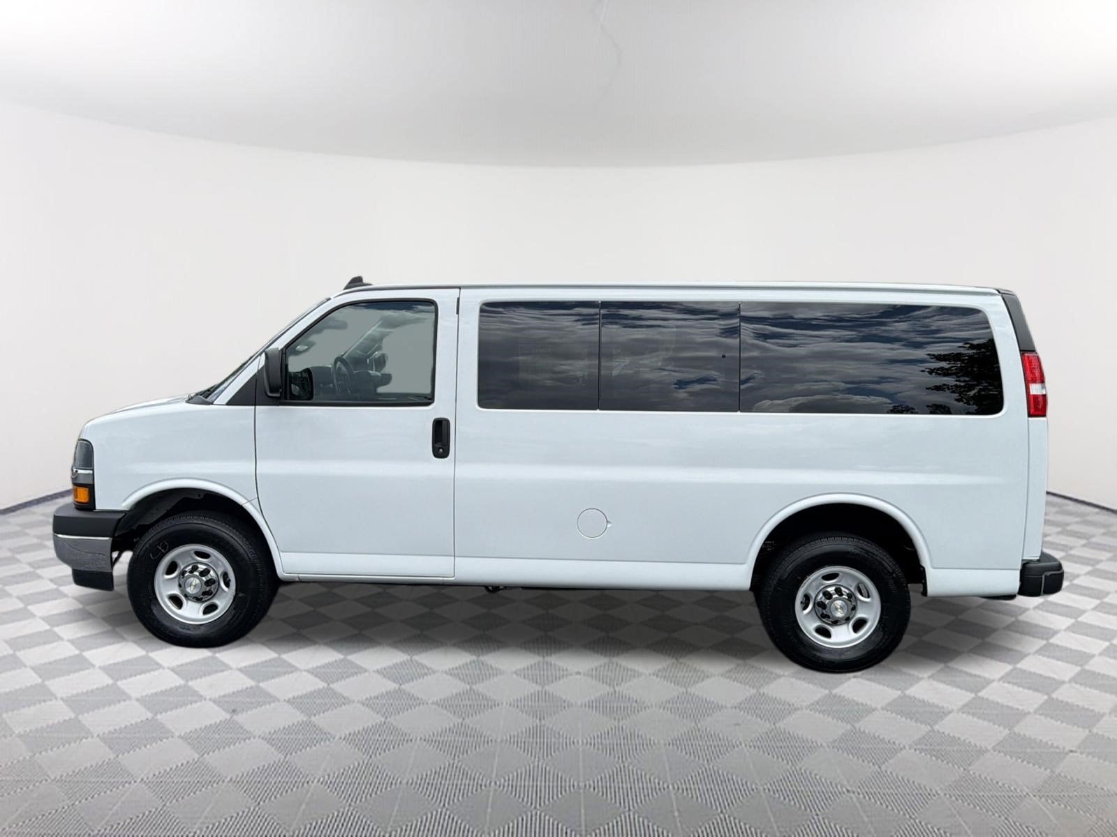 2022 Chevrolet Express Passenger LT