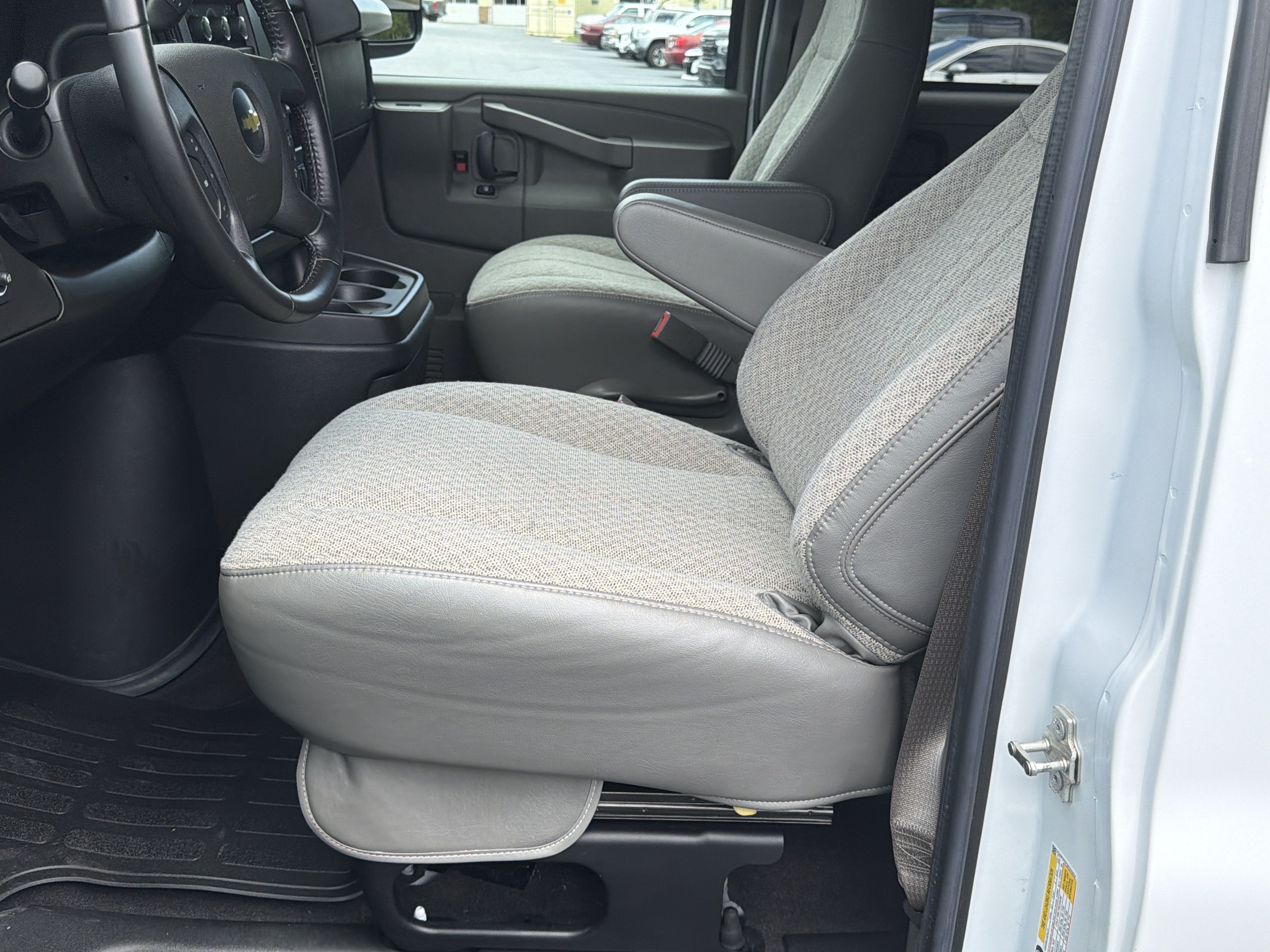 2022 Chevrolet Express Passenger LT