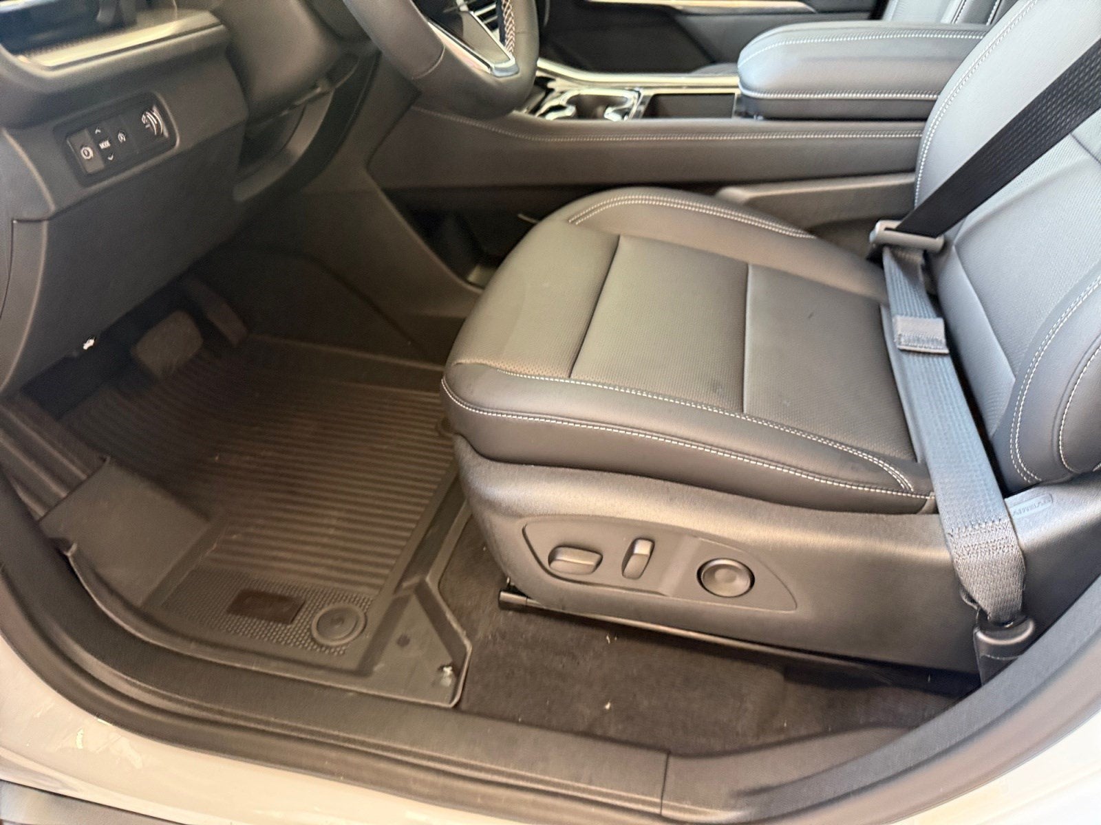 2027 Chevrolet Traverse FWD LT