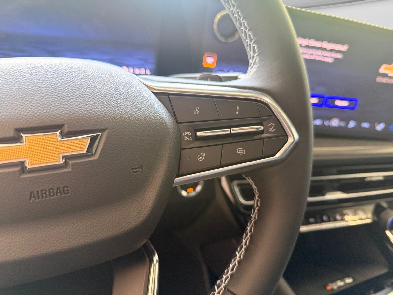 2027 Chevrolet Traverse FWD LT