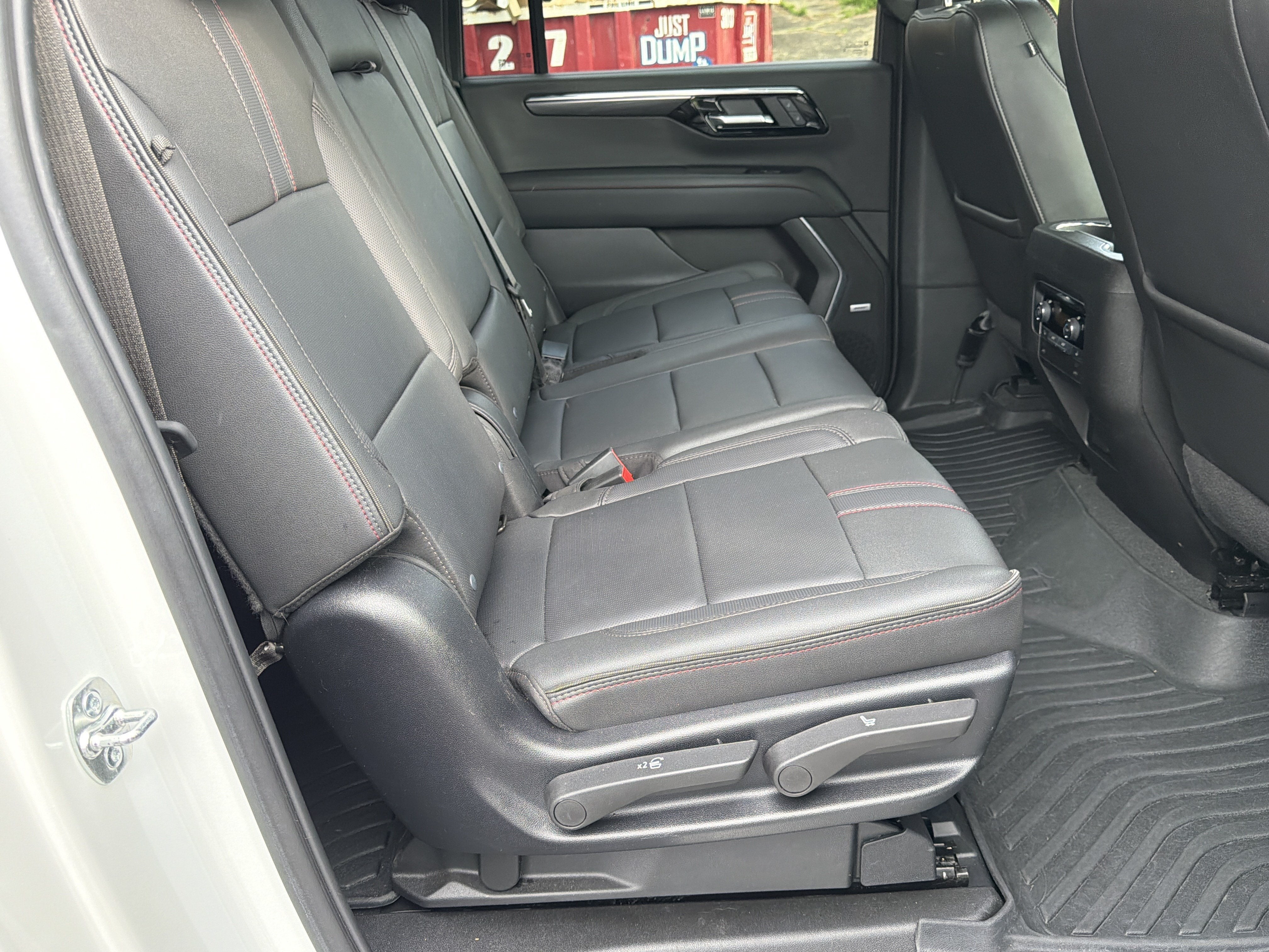 2025 Chevrolet Suburban RST