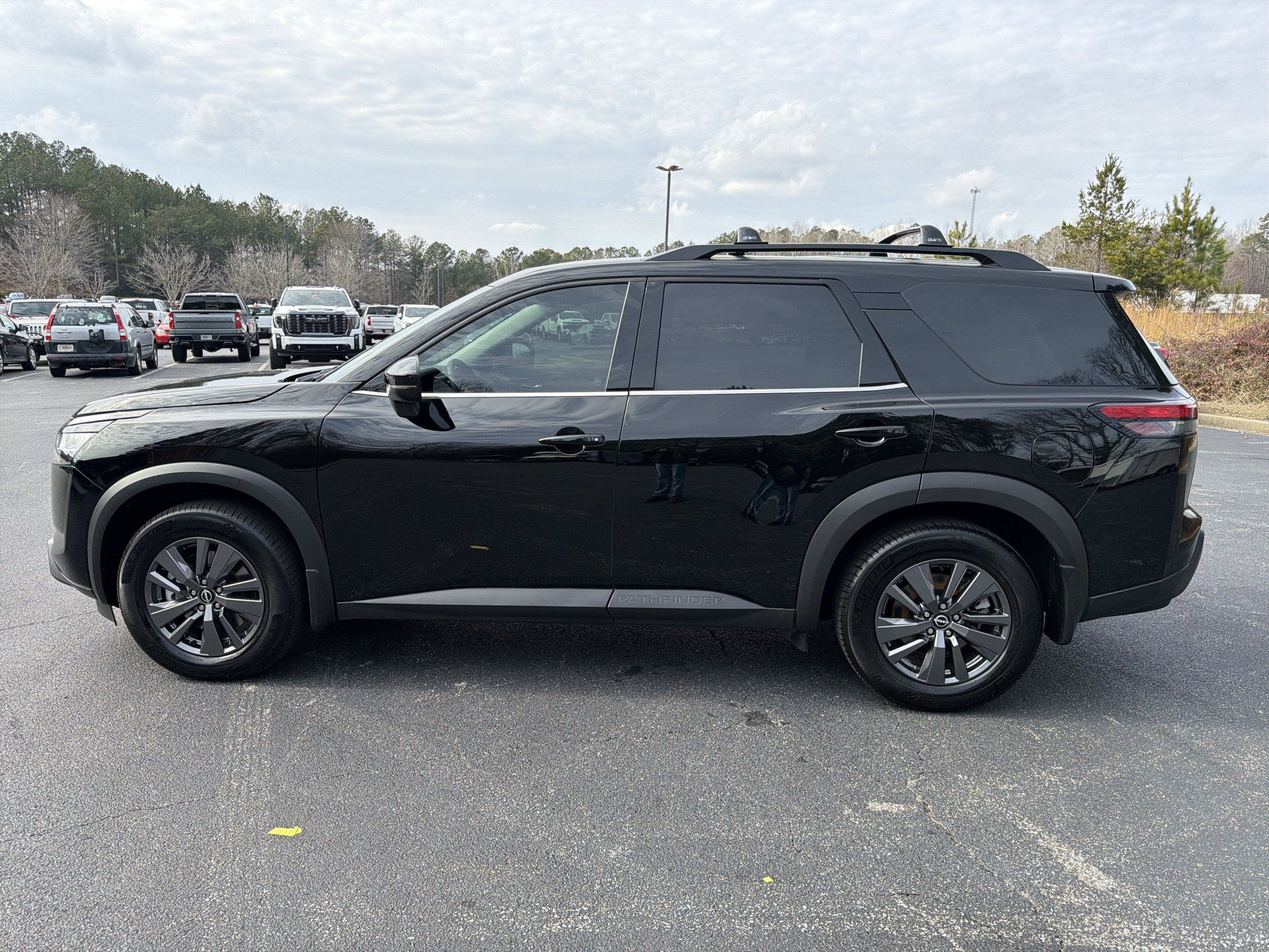 2022 Nissan Pathfinder SV