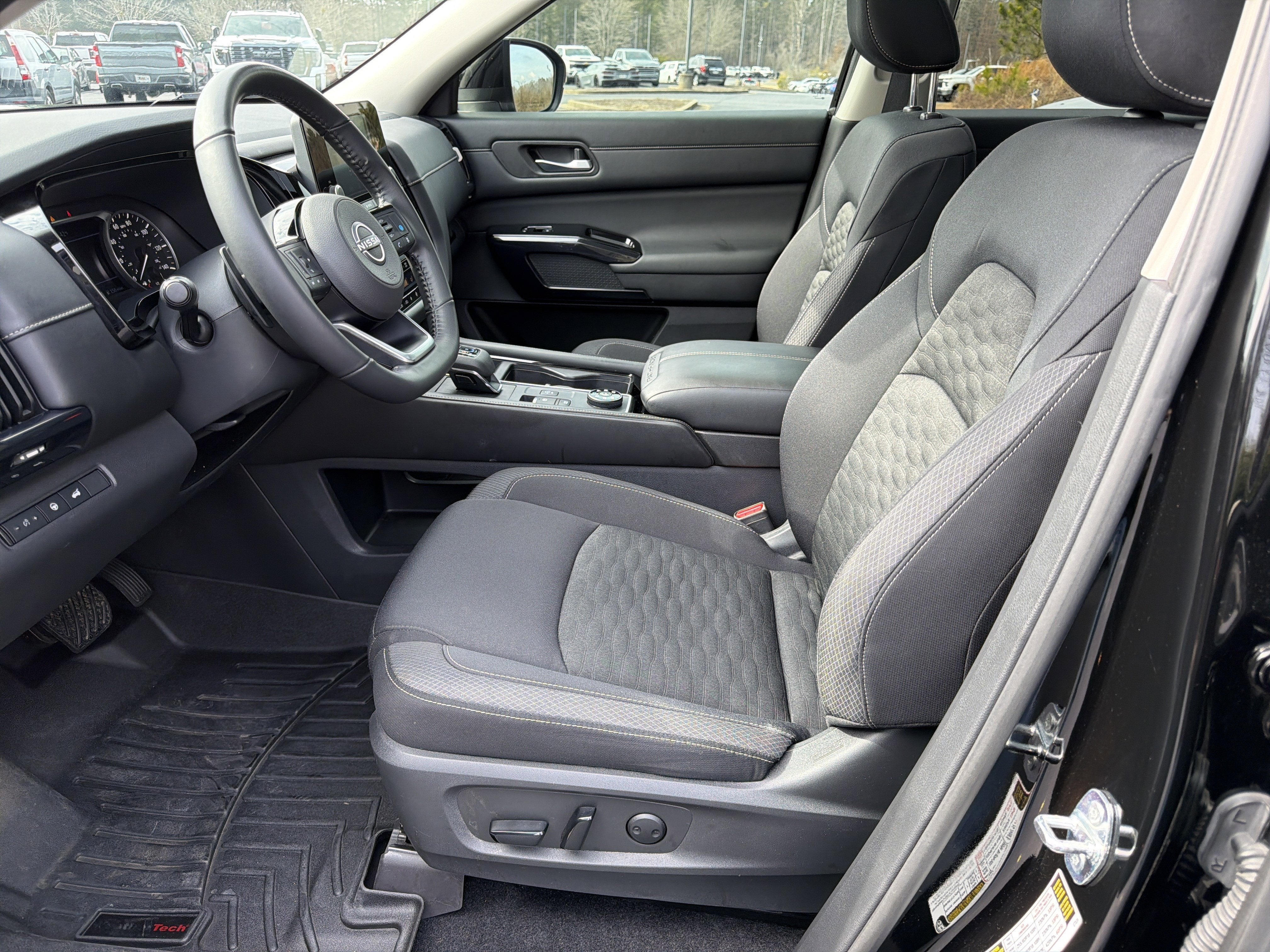 2022 Nissan Pathfinder SV