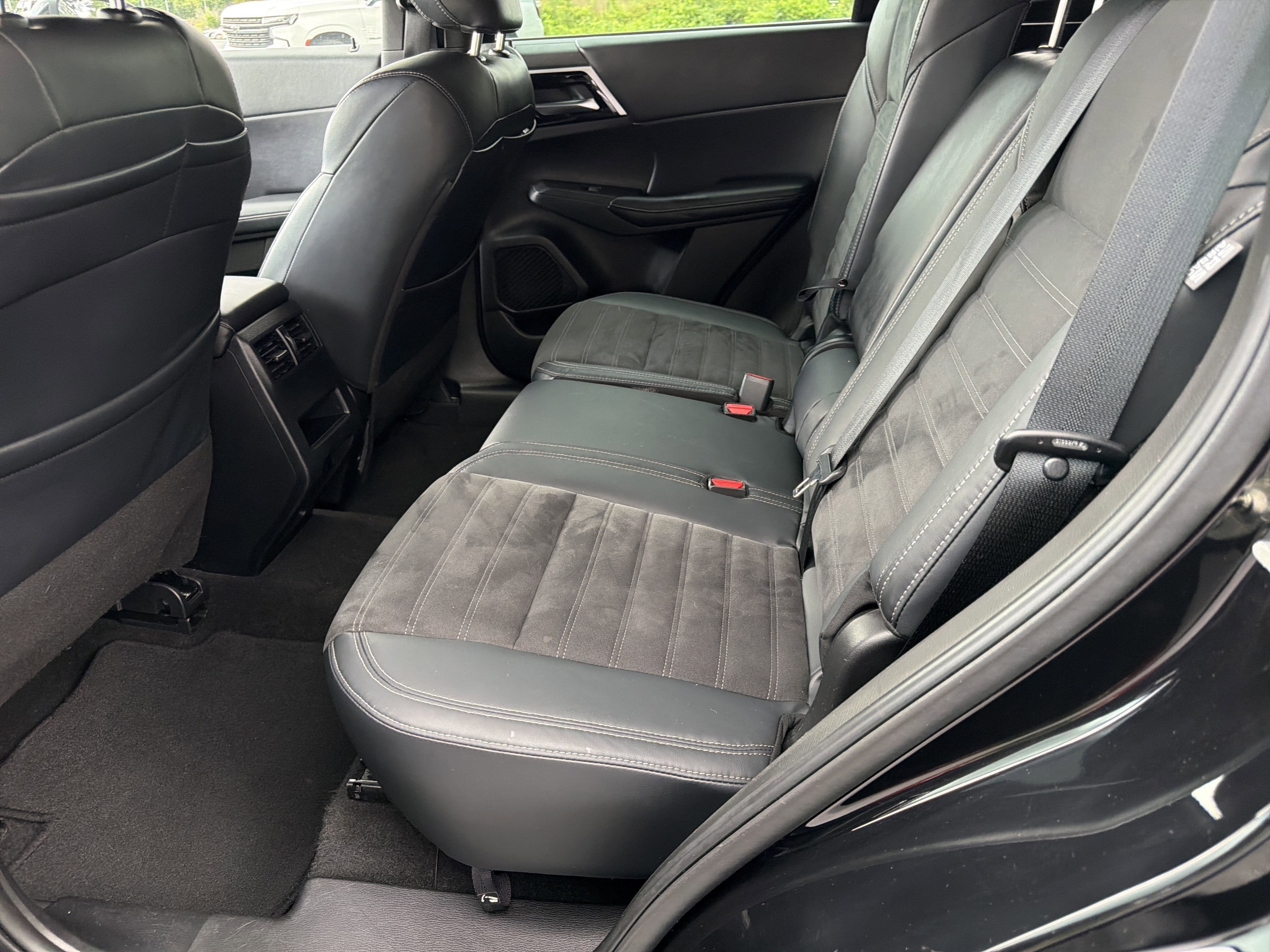 2023 Mitsubishi Outlander SE