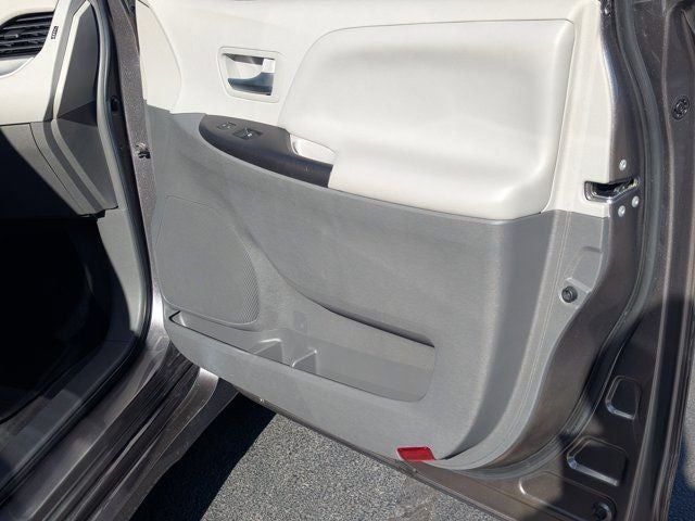 2018 Toyota Sienna LE 7 Passenger