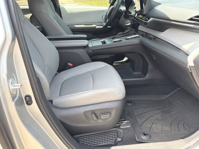 2025 Toyota Sienna XLE 8 Passenger