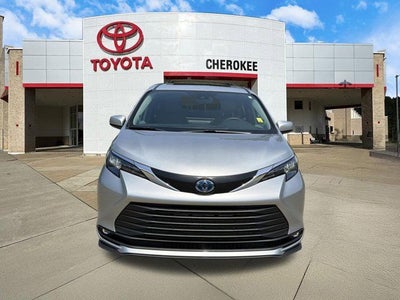 2025 Toyota Sienna XLE 8 Passenger