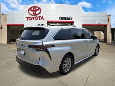 2025 Toyota Sienna XLE 8 Passenger
