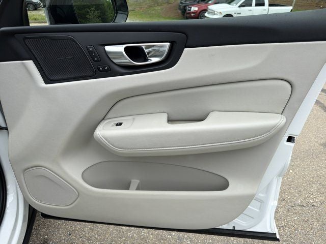 2024 Volvo XC60 B5 Ultimate Dark Theme