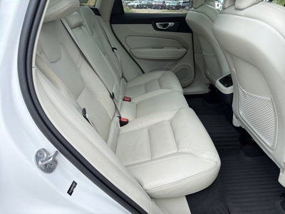 2024 Volvo XC60 B5 Ultimate Dark Theme