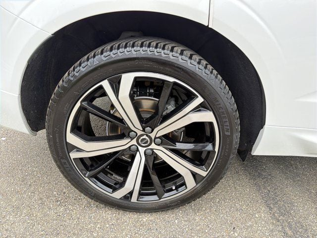 2024 Volvo XC60 B5 Ultimate Dark Theme
