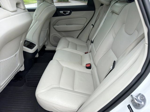 2024 Volvo XC60 B5 Ultimate Dark Theme