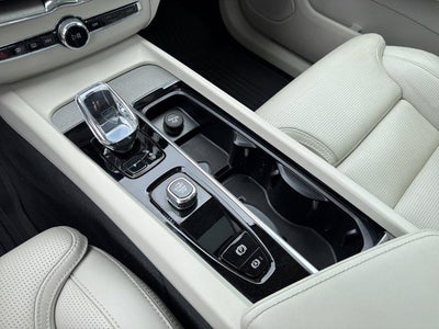 2024 Volvo XC60 B5 Ultimate Dark Theme